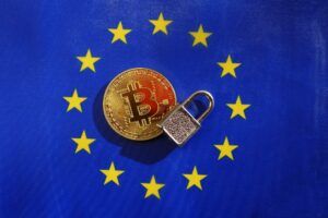 Bitcoin und Schloss vor EU-Flagge