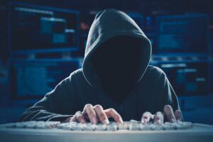 Hacker tippt auf Tastatur