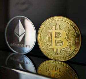 Ethereum und Bitcoin Münzen