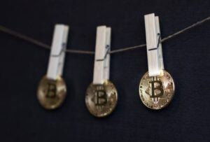 Bitcoin an der Wäscheleine Symbolbild Gelwäsche mit Kryptowährungen