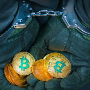 Gefesselte Hände halten Bitcoin