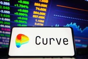 Curve Finance 100 Millionen Hack löst hitzige Debatten aus Titelbild