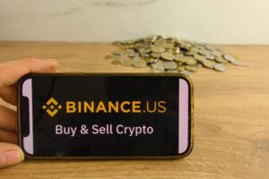 Rücktritts-Welle bei Binance.US: Auch CEO Shroder wirft das Handtuch Titelbild