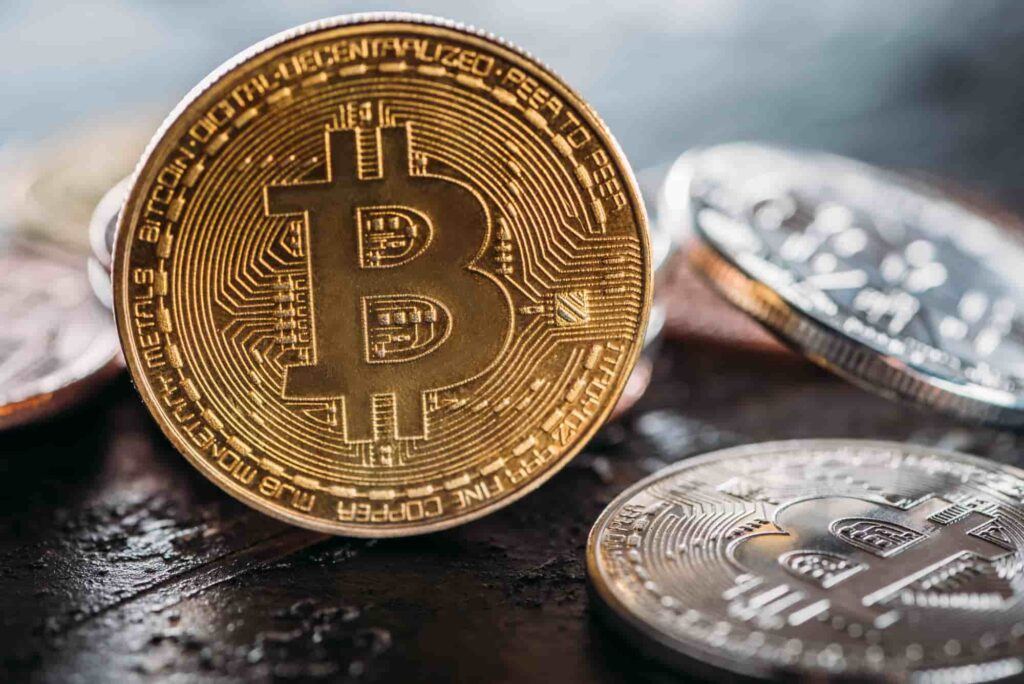 Bitcoin-Kurs wieder über 43.000 USD Diese Coins profitieren Titelbild