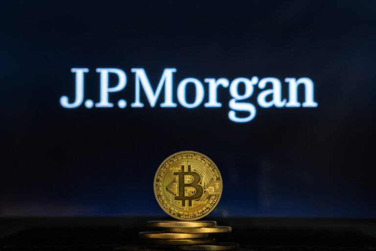 JPMorgan Logo mit Bitcoin Münze