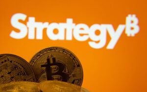 Bitcoin vor dem Firmenlogo von Strategy