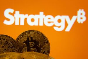 Bitcoin vor dem Firmenlogo von Strategy