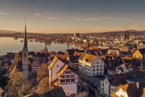Kryptobank: The Kingdom Bank expandiert in das Crypto Valley Zug Skyline der Stadt Zug in der Schweiz