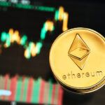 Eine Ethereum Münze vor einem angedeuteten Kursverlauf im Hintergrund