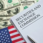 Abbilung eines Dollar-Scheins, der Flagge der USA und ein Dokument der SEC