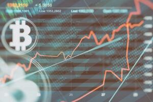 Bitcoin Logo vor einem Kursverlauf