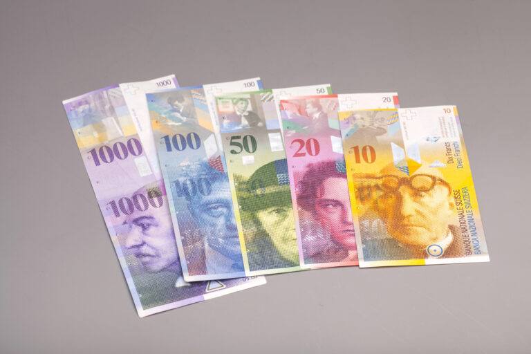 Abbildung von Banknoten der Schweiz als Symbol für den Schweizer Franken-Stablecoin