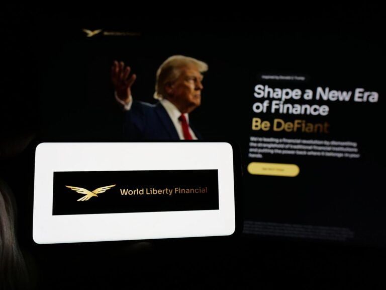 WLFI eine Betrugsmasche? Darum werden Vorwürfe gegen die Trumps laut Titelbild