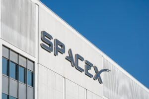 Foto eines Gebäudes der Firma SpaceX von Elon Musk