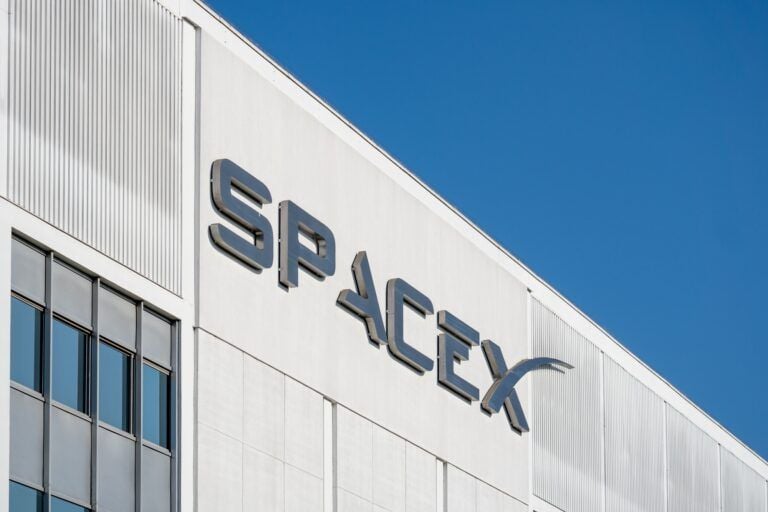 Foto eines Gebäudes der Firma SpaceX von Elon Musk