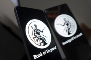 Handy mit dem Logo der Bank of England auf dem Display