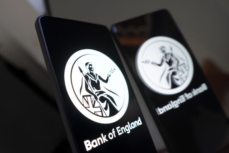 Handy mit dem Logo der Bank of England auf dem Display
