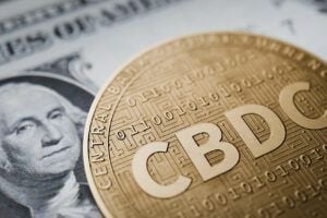 Abbildung einer US Dollar Note und einer Münze