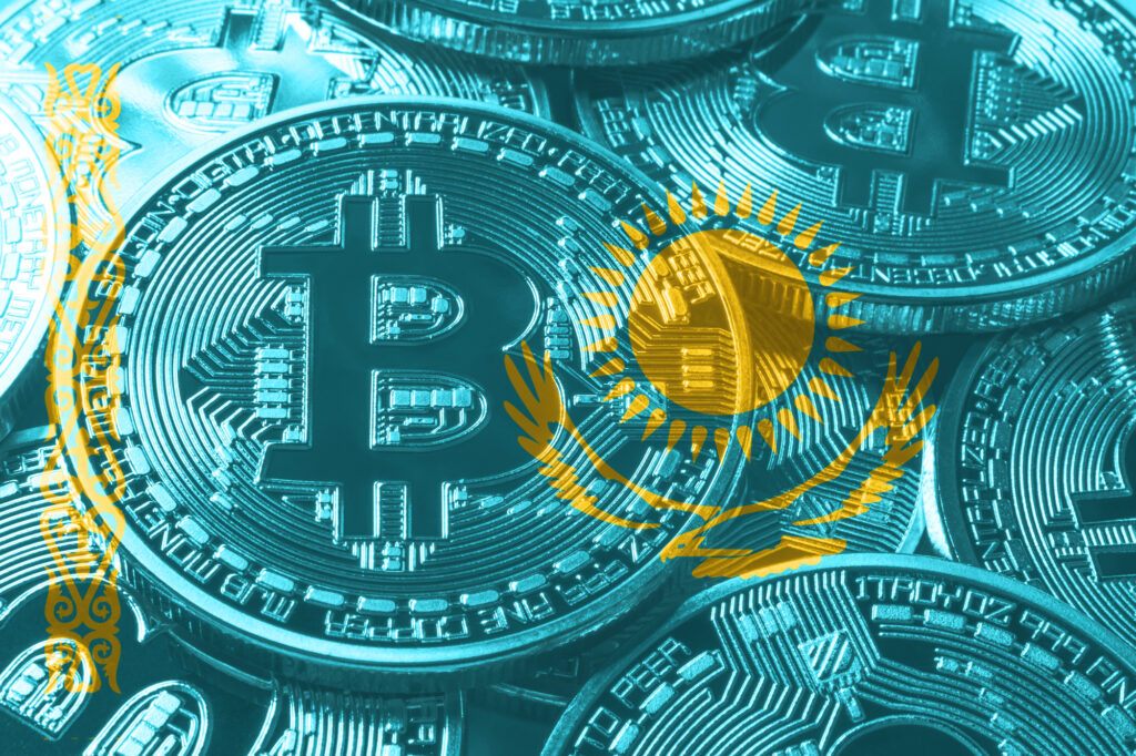 Flagge von Kasachstan mit dem Hintergrund des Bitcoin Symbol