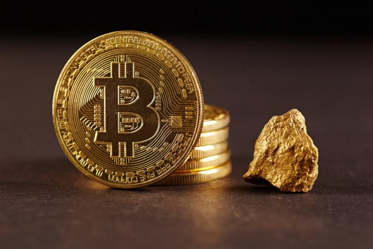 Bitcoin neben einem Gold Nugget als Vergleich
